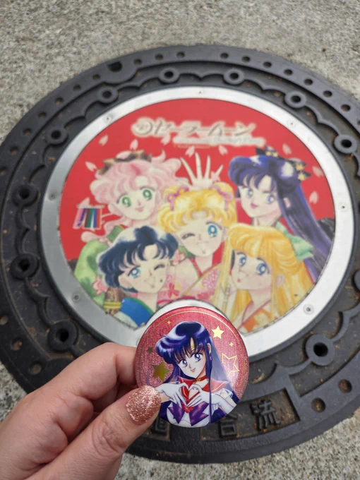 女学院?前ー! だいぶ汚れてたので除菌シートで拭いておきました アイテムが缶バッジくらいしか持ってきてなかったから撮ってみたけどピントどちらかにしか合わんな…(そりゃな