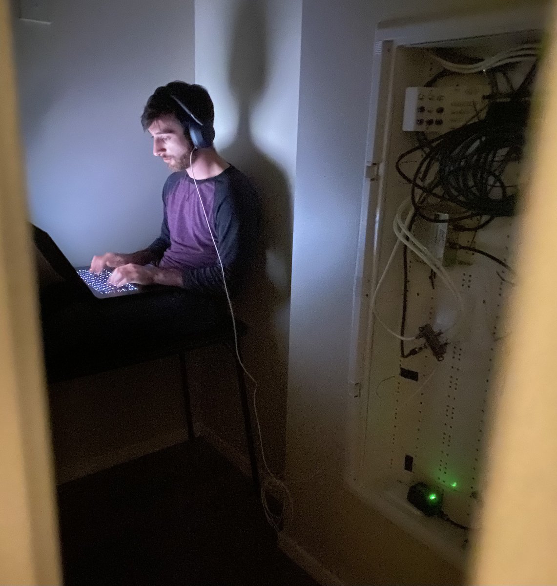 compyle_ai's tweet image. CTO says he&apos;s not coming out of the closet until @AnthropicAI stops rate-limiting compyle.ai