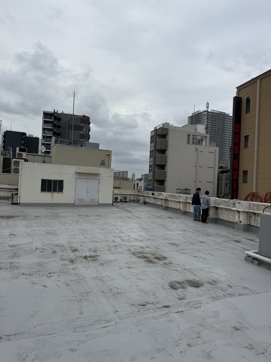 浅草東洋館の屋上でネタ合わせする
オキシジェンさん。

絵になるなぁ。