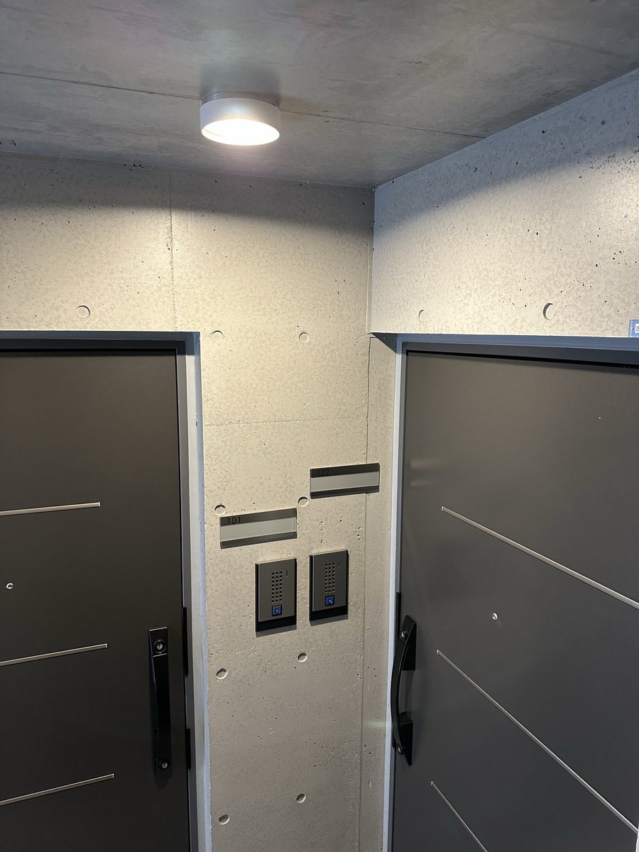 Tokyo'da kaldığımız Airbnb evinin iç duvarlarını çektim. Tüm döşemelerde perde beton kullanılmış, bu sayede sadece kolon ve kirişler değil tüm duvarlar taşıyıcı olmuş. Depreme karşı müthiş etkili. Devlet teşviği varmış. Bizim de uygulamamız lazım.