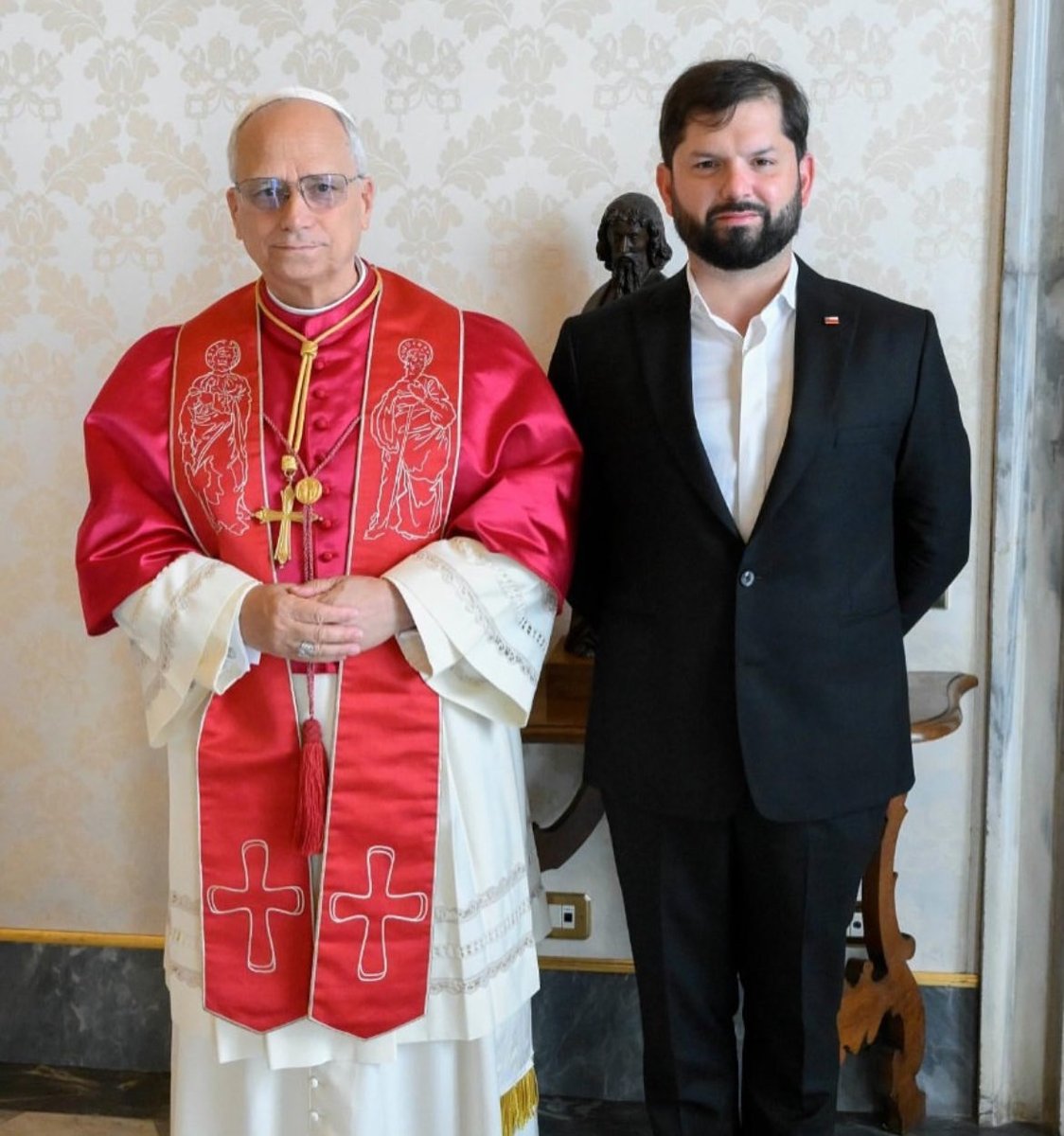 Wandfernandess's tweet photo. Diplomacia e tradição no Vaticano. Resto é conversa de fã clube de político. https://t.co/5SPLKXf0Sh
