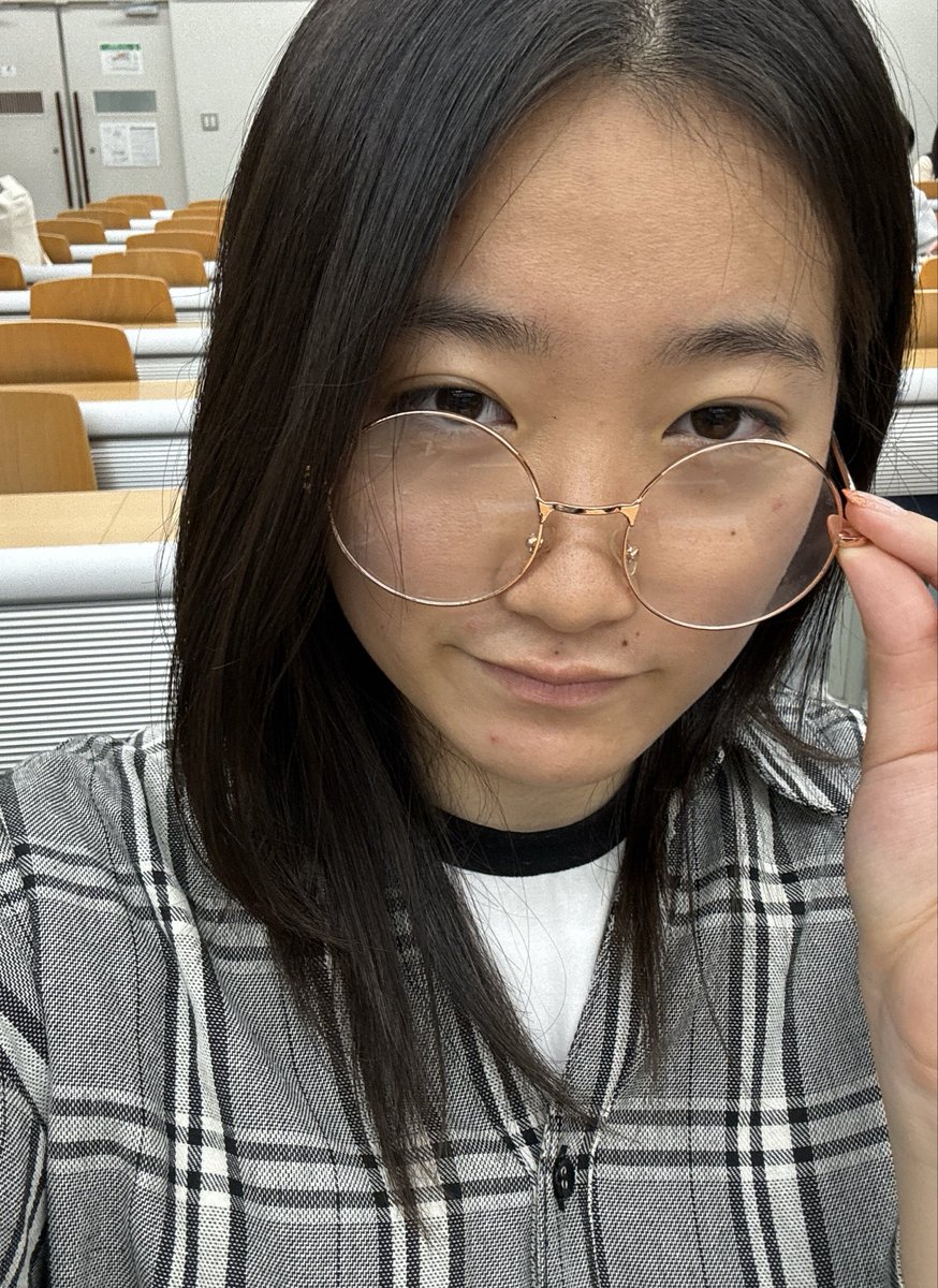 こんにちは！
今日は眼鏡をかけてみました(□_□✨)
これで知的文学少女になれるかしら☺️

今日は地域によって全然気温が違うみたいですね〜
東京はそこそこ寒めです🫨
体調管理気をつけてくださいね！

 #フレキャン  #フレキャン2025