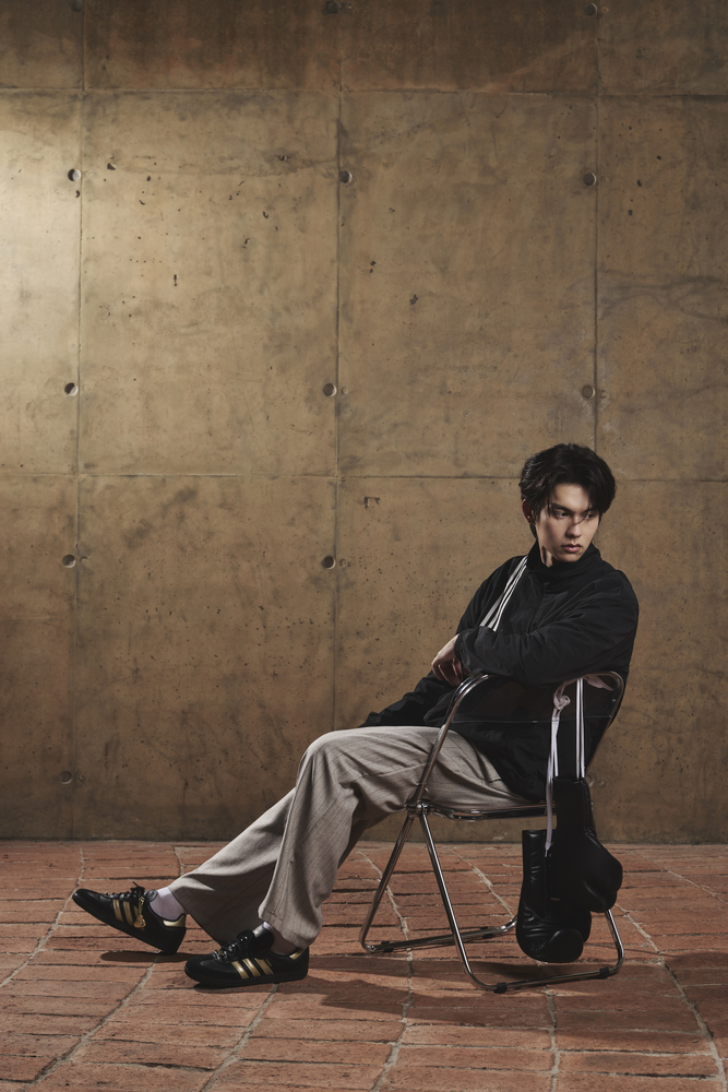 Kazzmagazine's tweet image. เท่ขั้นสุด! &quot;ไบร์ท วชิรวิชญ์&quot; #bbrightvc ร่วมเผยโฉมคอลเลกชันสนีกเกอร์รุ่นลิมิเต็ดจาก ADIDAS ประจำฤดูใบไม้ร่วง/ฤดูหนาว 2025 นำแรงบันดาลใจจาก “มวยไทย” ศิลปะการต่อสู้ และมรดกทางวัฒนธรรมของประเทศไทยมาถ่ายทอดผ่านสองโมเดลไอคอนิกอย่างรุ่น SAMBA และ TOKYO 🖤

#KAZZMAGAZINE