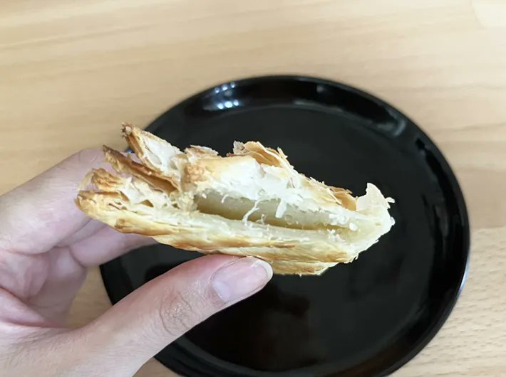 grapeejp's tweet image. 冷凍スイーツの革命✨
セブンイレブンの『三角おさつパイ』がまるで焼き立てのよう…😋
レンチン後に、トースターで1分加熱するのもおすすめですよ🙌
食べた瞬間に秋がきた… セブンの冷凍『三角おさつパイ』がまるで焼き立てのクオリティ! grapee.jp/2088713 @grapeejpより
