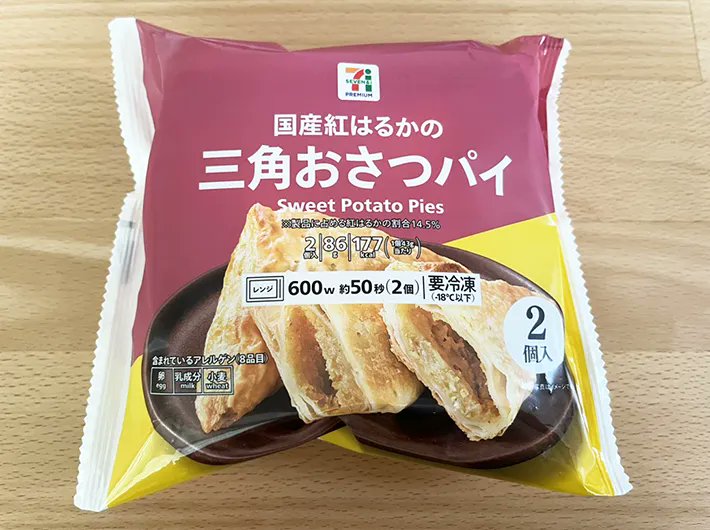 grapeejp's tweet image. 冷凍スイーツの革命✨
セブンイレブンの『三角おさつパイ』がまるで焼き立てのよう…😋
レンチン後に、トースターで1分加熱するのもおすすめですよ🙌
食べた瞬間に秋がきた… セブンの冷凍『三角おさつパイ』がまるで焼き立てのクオリティ! grapee.jp/2088713 @grapeejpより