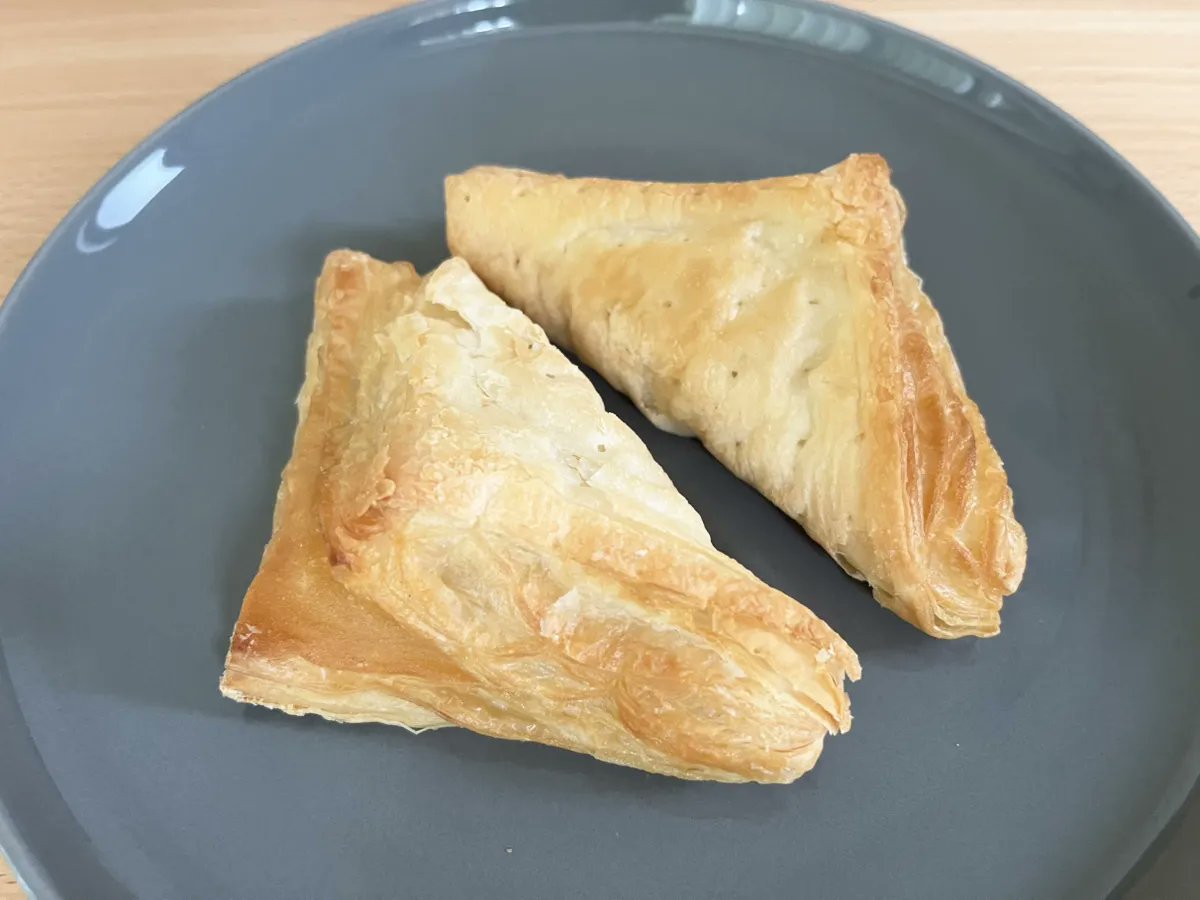 grapeejp's tweet image. 冷凍スイーツの革命✨
セブンイレブンの『三角おさつパイ』がまるで焼き立てのよう…😋
レンチン後に、トースターで1分加熱するのもおすすめですよ🙌
食べた瞬間に秋がきた… セブンの冷凍『三角おさつパイ』がまるで焼き立てのクオリティ! grapee.jp/2088713 @grapeejpより
