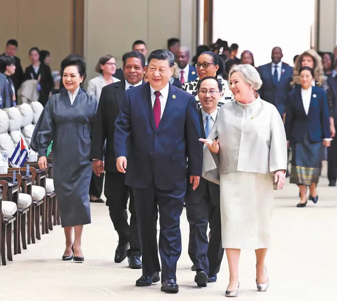 tree_gingko's tweet image. President Xi Jinping (center), his wife Peng Liyuan (left), President of Iceland Halla Tomasdottir (right) and others walk into the China National Convention Center in Beijing on Monday for the opening ceremony of the Global Leaders' Meeting on Women.