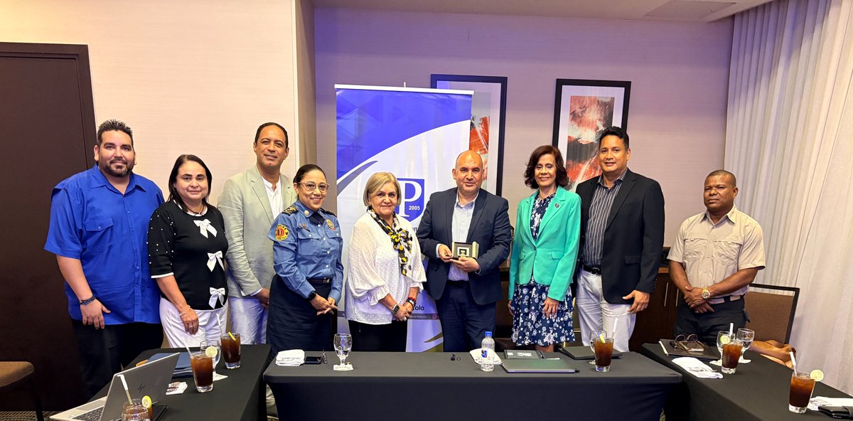 No todo en Panamá es comer y pasear 😄 
Hoy participé con la Asociación Panameña de Profesionales de Protocolo con la charla “Retos y complejidades del #protocolo en México”.

Un gusto compartir ideas, coincidencias y desafíos de una profesión que une más de lo que parece. 🇲🇽🤝🇵🇦