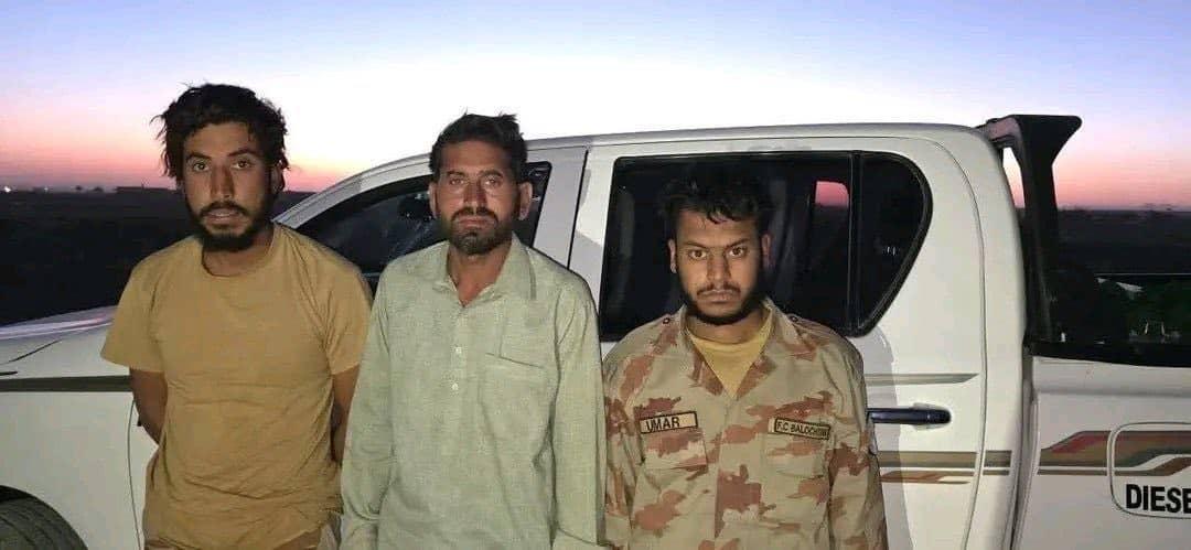 Taliban has released a photo of captured Pakistani soldiers. They were captured by the Afghan security in the recent clash.