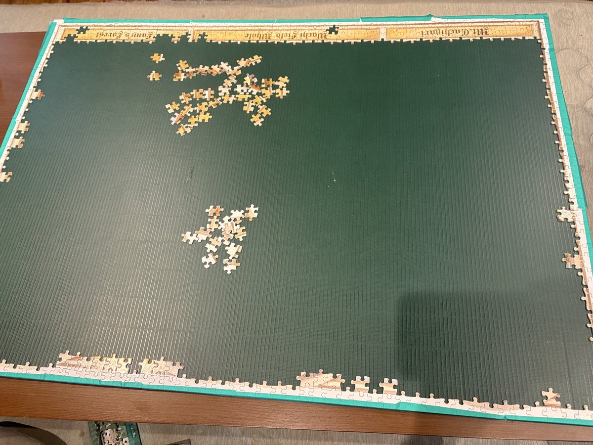 久しぶりにパズルがやりたくなって、ずっと秘蔵してた2014ピースの最大サイズをやってる。
まあ、前の極小ピースの2000よりは楽でしょうー