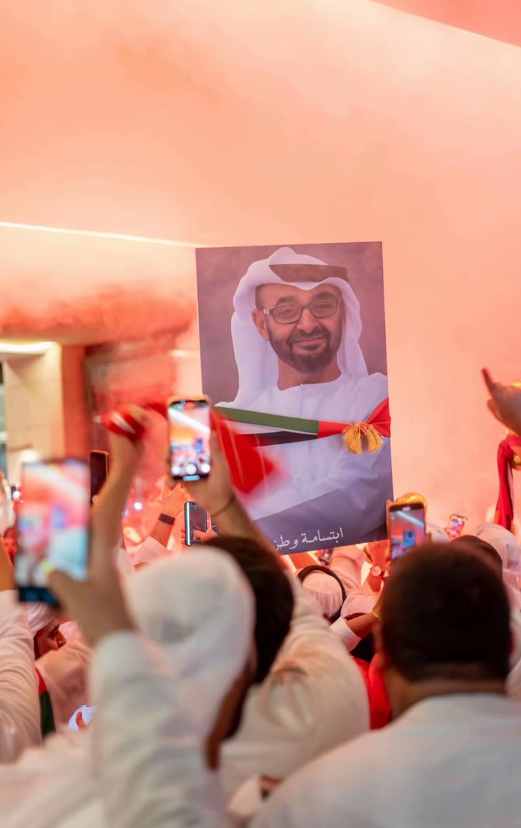 800 إماراتي فالملعب 

اكثر من مليون من خلف الشاشات 

نبا ال800 يوصلون صوت الشعب كله 

اللي بيقعد ساكت لا يحضر و يسلم تذكرته 

شبابنا كلهم متواجدين فقطر ينتظرون تذكره تدخلهم عشان يتركون صوتهم فالملعب و يطلعون بدونه 

شدوا حيلكم .. واثق فيكم يا رجال 🇦🇪