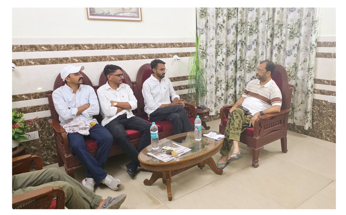 ManzuDinesh's tweet image. आज जिला मुख्यालय पर AICC सचिव एवं बाड़मेर-बालोतरा जिले के पर्यवेक्षक श्री राजेश जी तिवारी से साथियों सहित सौजन्य मुलाक़ात की।
इस दौरान “संगठन सृजन अभियान” के तहत संगठन की मजबूती तथा मंडल और बूथ स्तर तक कार्य विस्तार को लेकर विस्तृत चर्चा हुई।@rtaicc