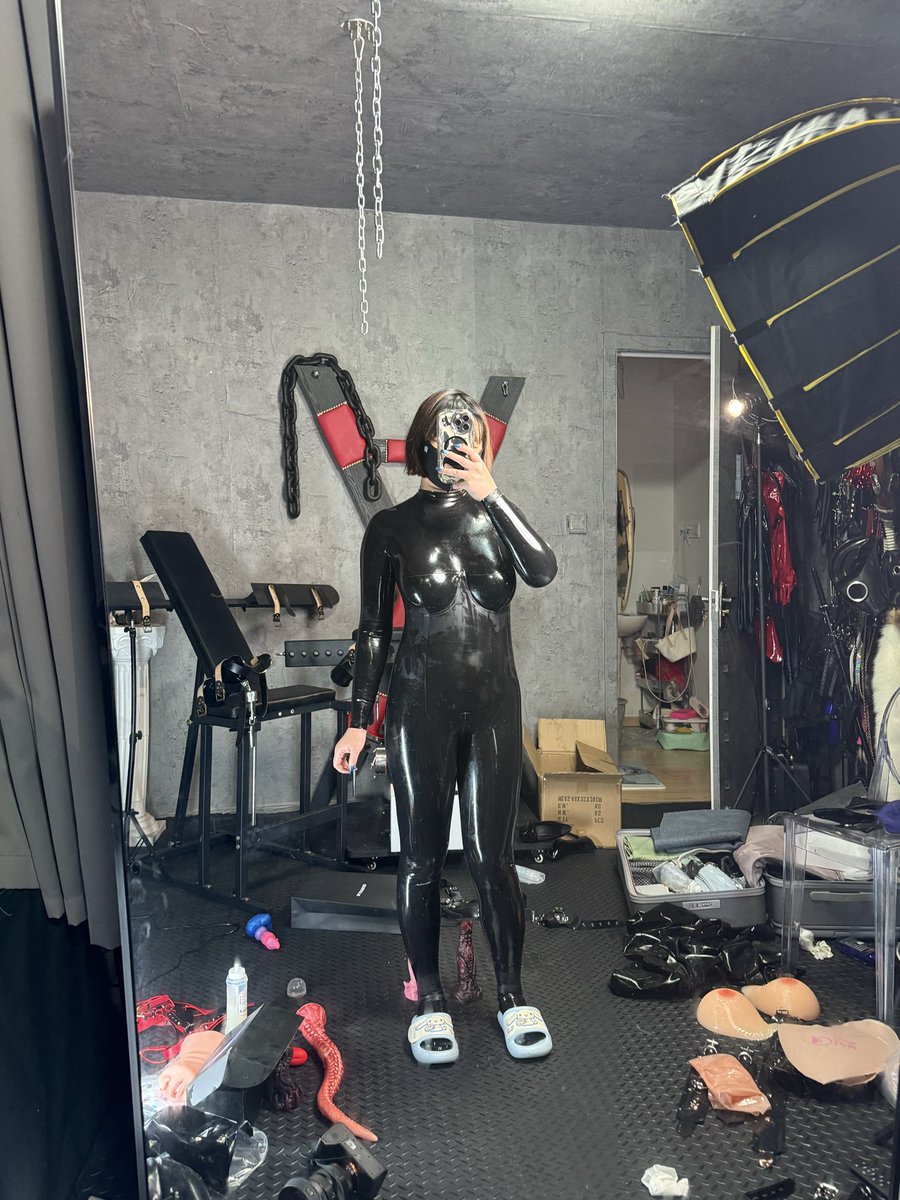 满地狼藉，需要家务奴😀