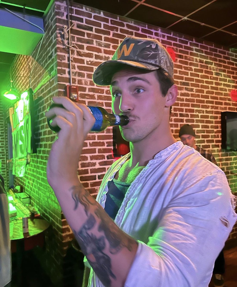 xLittlePainter_'s tweet image. ——Saca un plumero y desempolva la cuenta.——

Buenos días. User pide perdón por la semana de ausencia. En su defensa añadiré que cierta rubia decidió sacar música y él es lo más swiftie que os podáis echar a la cara. Ha estado abducido todo este tiempo. Se irá poniendo hoy al día.