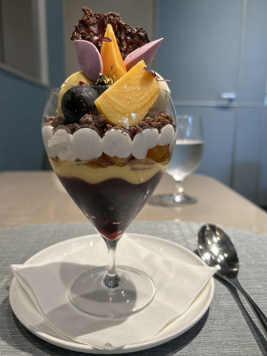 【エンポリオアルマーニカフェ】
“長野パープル柿カボチャのパフェ”

今月は秋の味覚でハロウィンチックな色合い🎃🍇
チュイルの香ばしい食感にスタイリッシュな葡萄メレンゲ。ジェラートはラムと南瓜の2種類。柿ダイスや南瓜ブリュレのクリーミィな口溶けもあり、昨年に劣らず今年も至福過ぎました👼