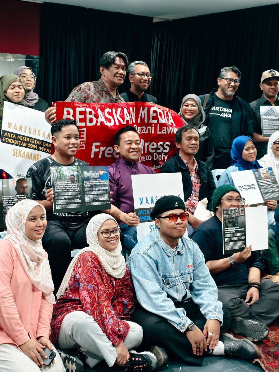 Masa ini semua tengah sibuk cakap pasal kebebasan media, rupanya ada yang bakal bebas dari keahlian.

Tenang saja, nanti ada parti lain yang sudi menjemput.

Kalau nak buat podcast, jangan lupa ajak rakan di sebelah.