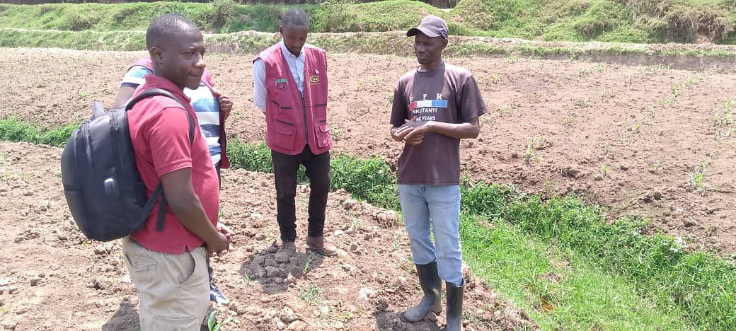 YEAN’s extension services go beyond advice. We drive real transformation in the field and provide solutions to real life farmers’ problems. 
Through a nationwide network of skilled young agronomists, we delivers a comprehensive extension package timely, practical, and