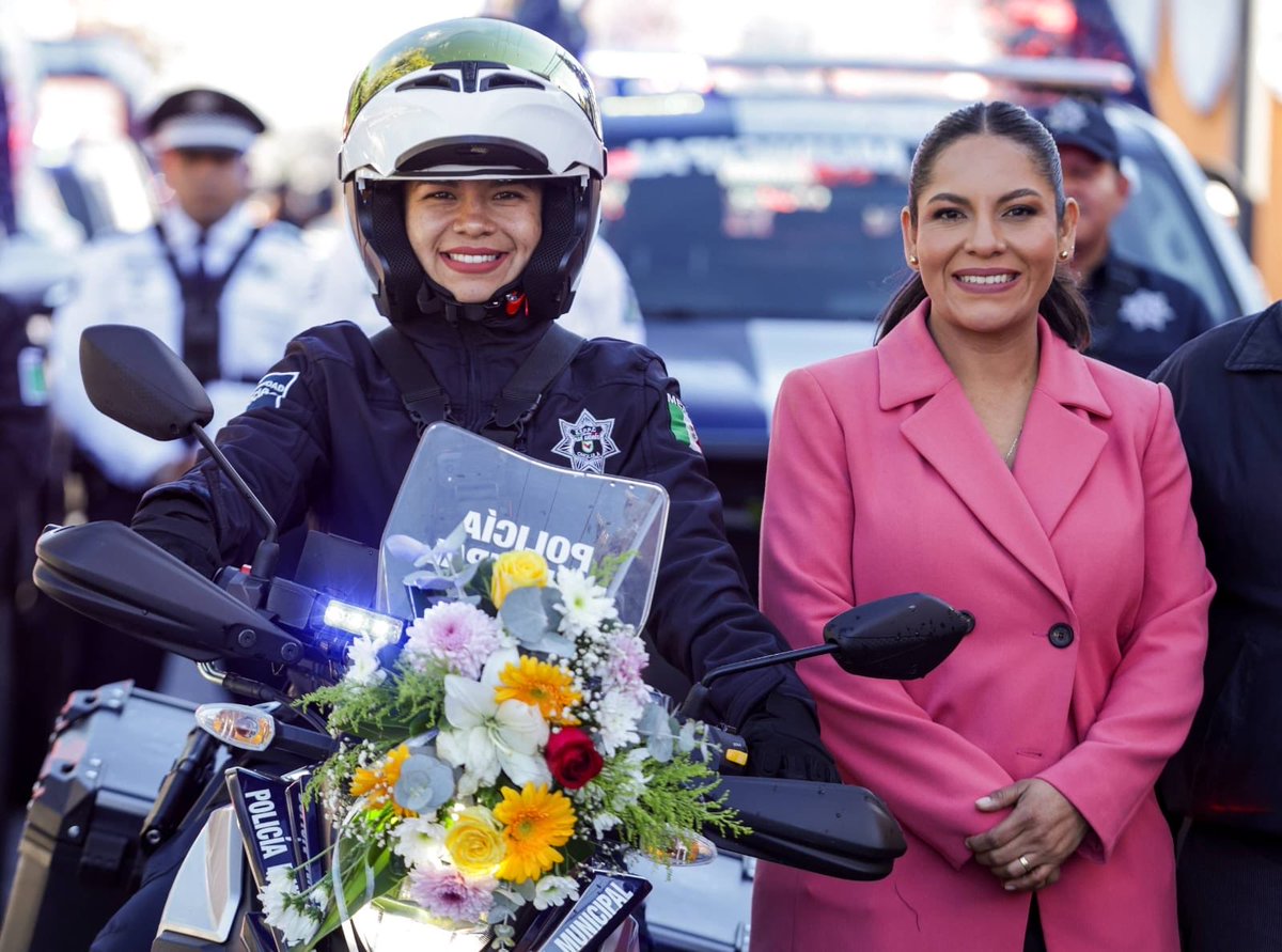 SSPPCSnAndresCH's tweet image. #Entérate 📰 | Con el objetivo de robustecer la seguridad y fortalecer la proximidad social, la presidenta @LupitaCuautleT entregó 15 nuevas patrullas y 5 motocicletas a la #SSPPC. 

🚔 Esta acción representa el cumplimiento de una de las promesas del #GobiernoDeResultados.