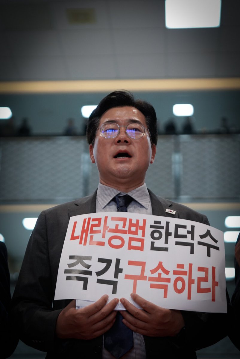 ALchandae's tweet photo. <‘거짓과 위증’ 윤석열 정부의 민낯입니다.>

완전한 내란종식을 바라고 있던 우리 국민은 어제 공개된 CCTV 속 한덕수의 모습을 보고 큰 충격을 받았습니다.

지난 2월, 헌법재판소의 윤석열 전 대통령 탄핵심판 증인신문에서 한덕수는 계엄 선포문 사전 인지 여부를 두고 이렇게 말했습니다.

“해제 국무회의 전까지 전혀 인지하지 못했고, 양복 뒷주머니에 있는 것을 알았다.”

그러나 CCTV 속 한덕수의 모습은 전혀 달랐습니다.

국무회의 정족수를 채우기 위해 손가락으로 남은 국무위원을 수를 세던 사람,
계엄 관련 문건을 보고 장관들과 논의하던 사람,
장관에게 대통령실로 빨리 오라 지시하던 사람.

그 모두가 바로 한덕수 자신이었습니다.

국민 앞에서, 헌법 앞에서조차 뻔뻔하게 위증한 한덕수의 행위로 내란수괴 윤석열과 그 일당의 민낯이 낯낯이 드러났습니다.

내란을 공모한 한덕수와 국무위원들을 강력히 규탄합니다.

그들의 만행을 결코 좌시하지 않겠습니다.

계엄의 밤, 국민을 지키기 위해 국회를 소집했던 그날의 마음으로,
윤석열 탄핵소추안 가결을 위해 108명의 국회의원 이름을 목이 터져라 외쳤던 그날의 간절함으로,
완전한 내란종식을 위해 끝까지 뛰겠습니다.