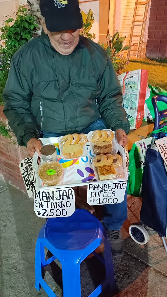 En el Centro comercial de La Florida, en 
Las Orquídeas con Los Robles #LaSerena, están los abuelitos que venden estas cositas. 
Pueden ir a comprarles algo?
Se quedan hasta que venden todo 🥲 los he visto hasta casi las 12 de la noche ahí en el frío.
Comparte para ayudar..?