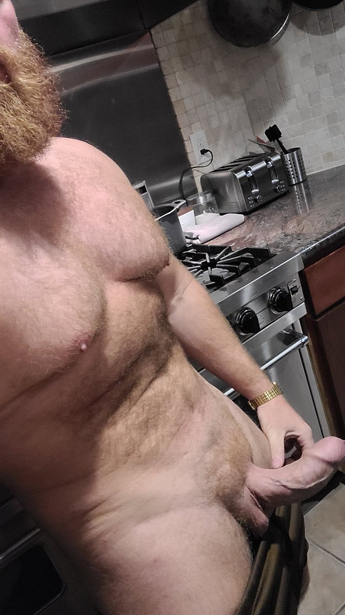 Retweet if you'd suck daddy in the kitchen. 👨‍🍳