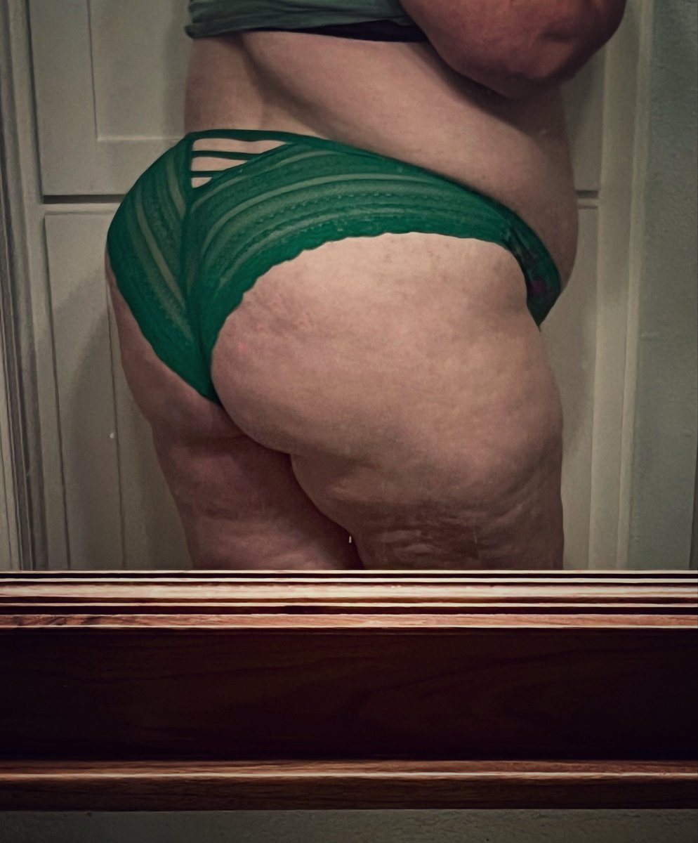 NaughtyMsEmily's tweet photo. One wrong bend at my desk and you’d have seen exactly how naughty my choice of underwear was today. Guess Ms. Emily likes living dangerously.

#MsEmily #Tease #NaughtyTeacher #OlderWoman #BookishBabe #BBW #Fansly #NSFWTwitter https://t.co/TysTbG9xSw