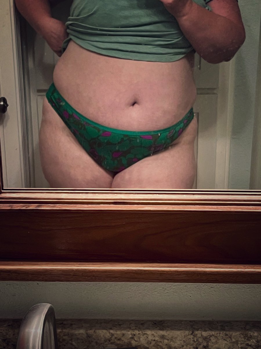 NaughtyMsEmily's tweet photo. One wrong bend at my desk and you’d have seen exactly how naughty my choice of underwear was today. Guess Ms. Emily likes living dangerously.

#MsEmily #Tease #NaughtyTeacher #OlderWoman #BookishBabe #BBW #Fansly #NSFWTwitter https://t.co/TysTbG9xSw