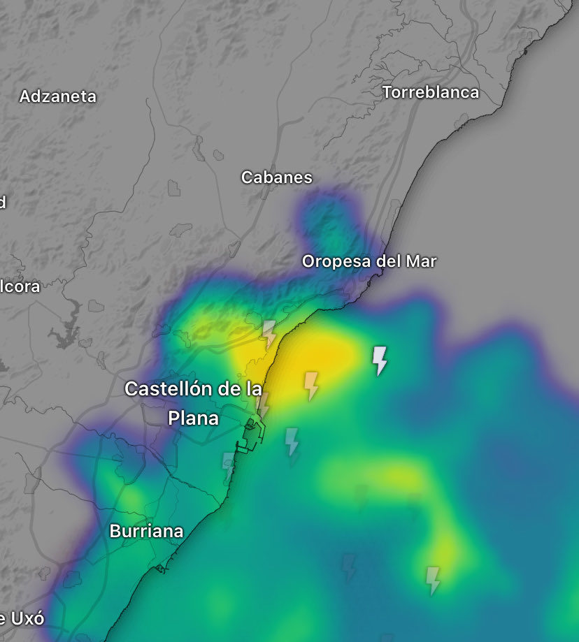 alaquaslluvias's tweet photo. La tormenta de Castellón se mueve hacia el norte, en las zonas marcadas las precipitaciones podrán ser fuertes, si vive por la zona esté atento a las actualizaciones 

Nivel de riesgo: 🟠2/4 https://t.co/1iqZRshM0z