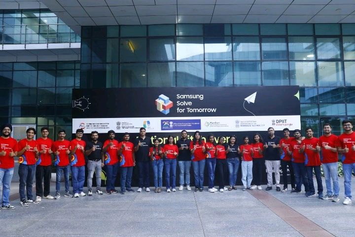 AdIg0YAL's tweet image. From intense moments on the pitch floor at IIT Delhi to warm exchanges with visionary jury members—what an unforgettable experience!
Their thought‑provoking questions didn’t just challenge us, they inspired us to aim higher.
#SamsungSolveForTomorrow #sft_india_2025