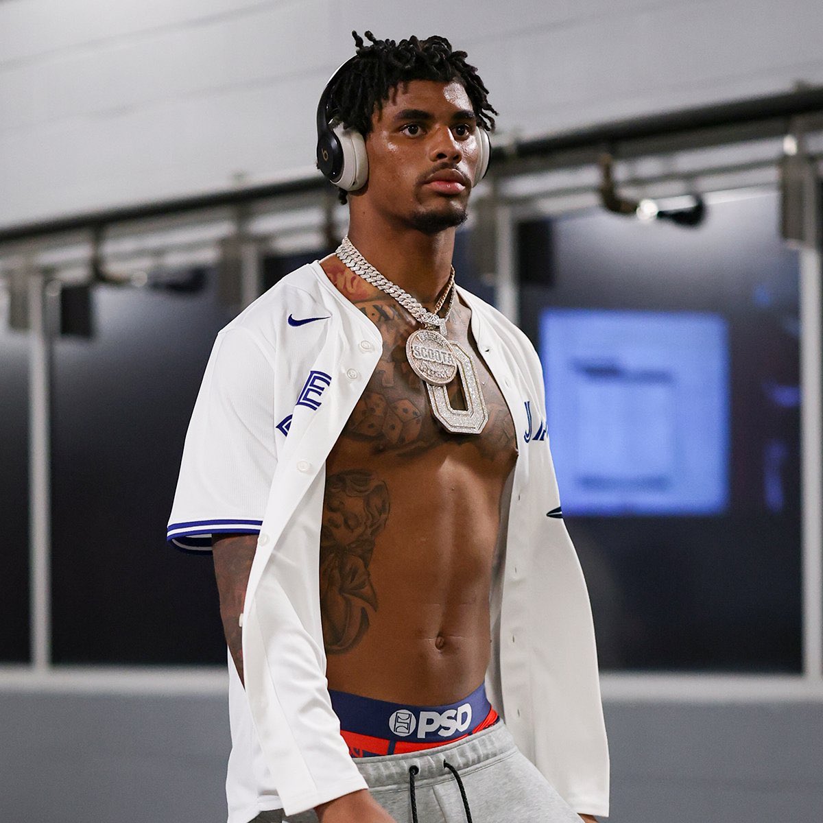 You wear this chain and fit, I’m gonna need more than 3 receptions for 11 yards