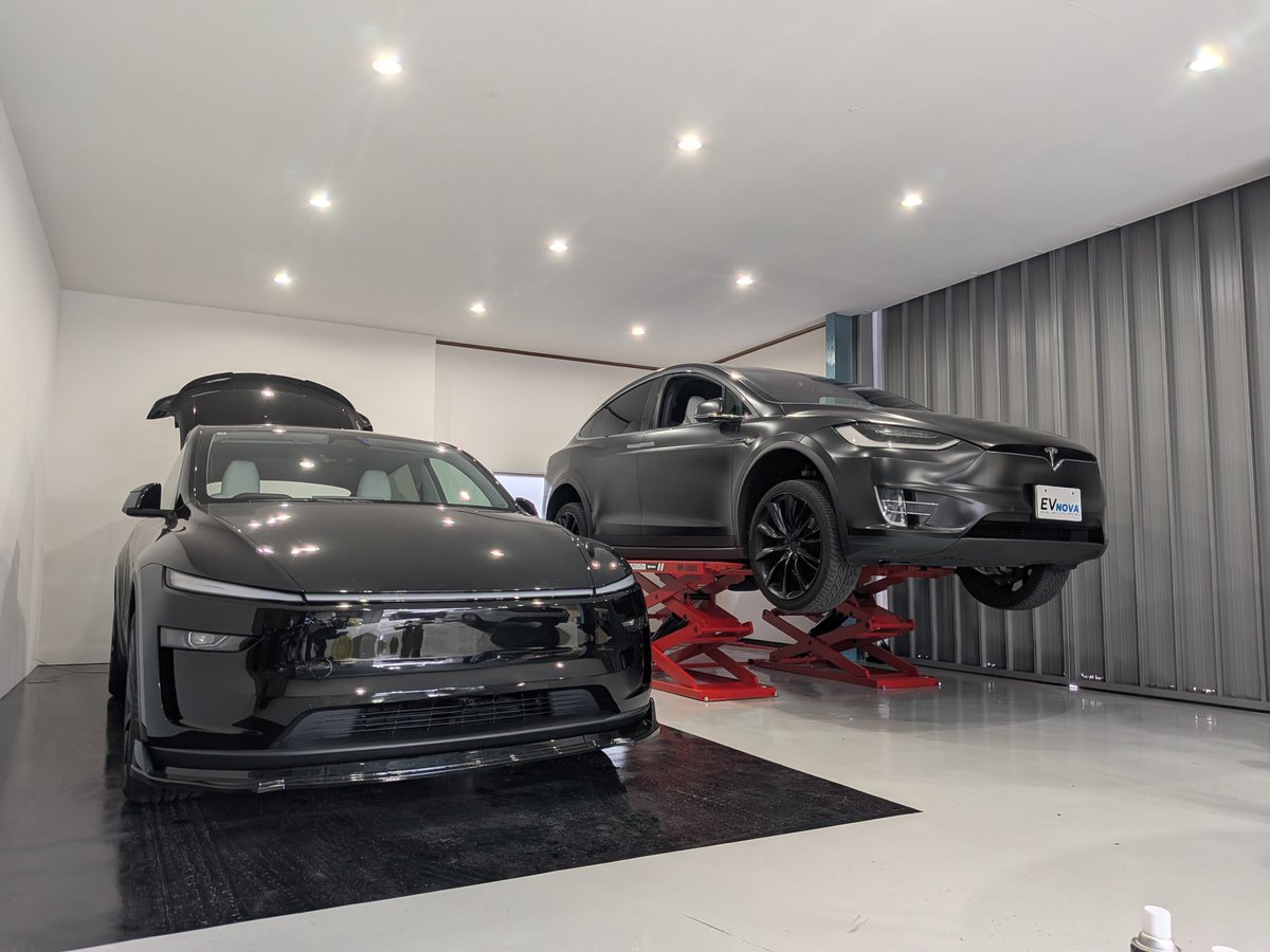 ModelXも楽々に持ち上がりました👌　サイバートラックはこのリフトだと持ち上げれる自信ない笑　車検の事前点検やっていきます👏