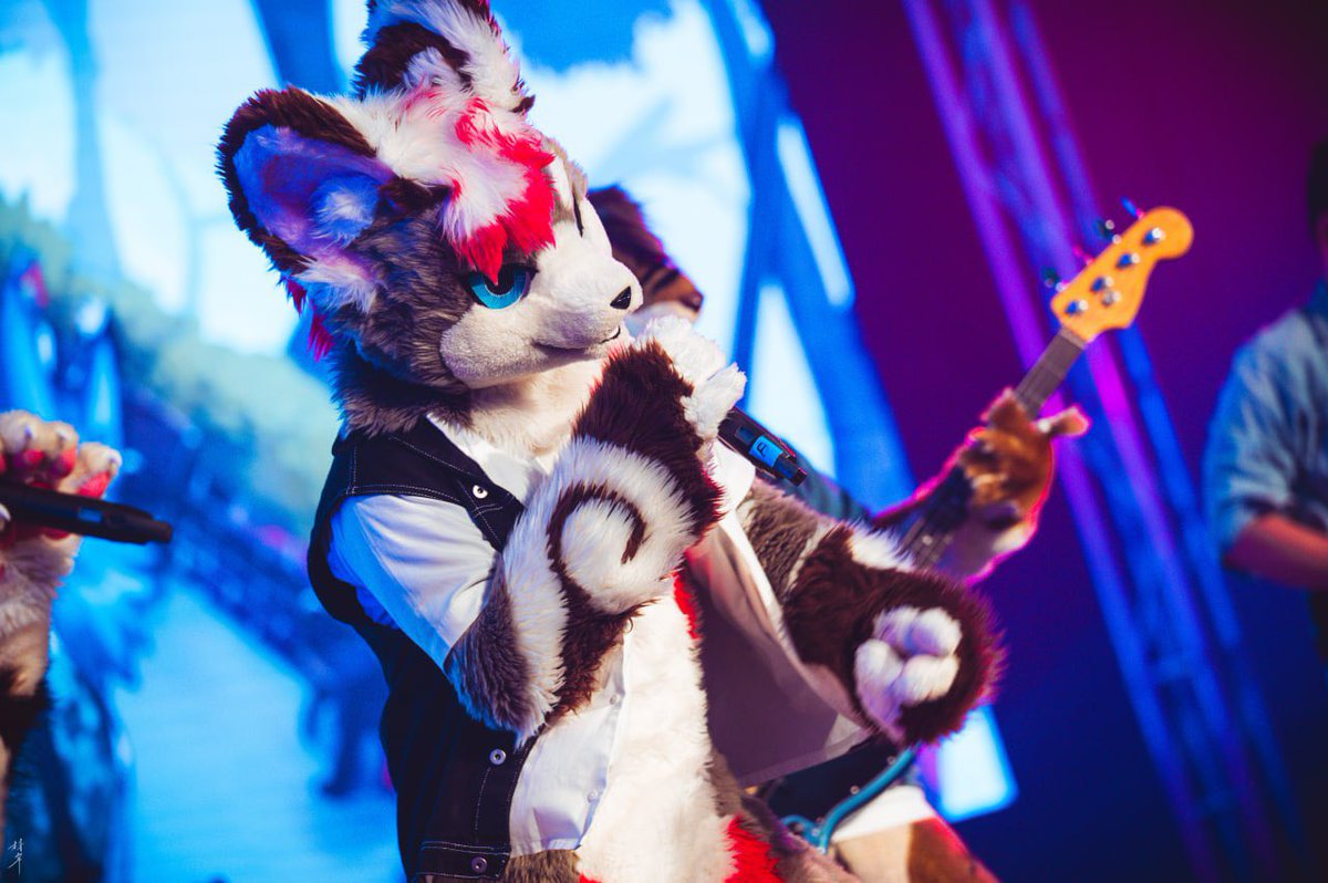 享受舞台🎤
📷：<a href="/loniceradc66/">獸迷二兵🔜2025 Infurnity</a> 
#FursuitEveryday