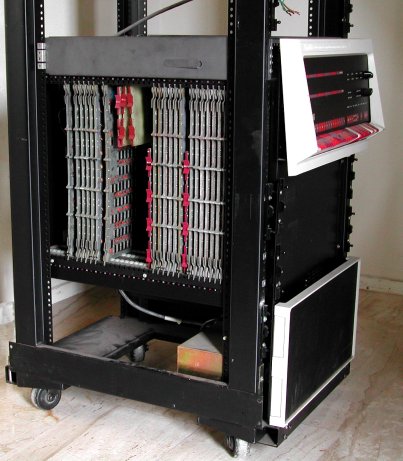 ApuliaRetro's tweet image. Il 14 ottobre 1971 la Digital Equipment Corporation presentò il PDP-11/45, soprannominato “giant mini”.
Più compatto dei grandi mainframe ma potente e versatile, poteva gestire più utenti e calcoli complessi.
Con 128K di memoria e un prezzo di circa 20.000 dollari, ⬇️