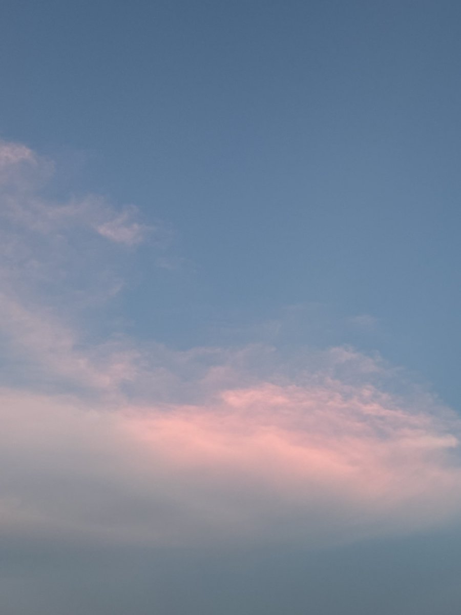 GearsonAyala's tweet photo. cada vez que el cielo se pinta bonito, me acuerdo de ti… porque sé que tú también lo estarías mirando https://t.co/WpoHnNbl3z