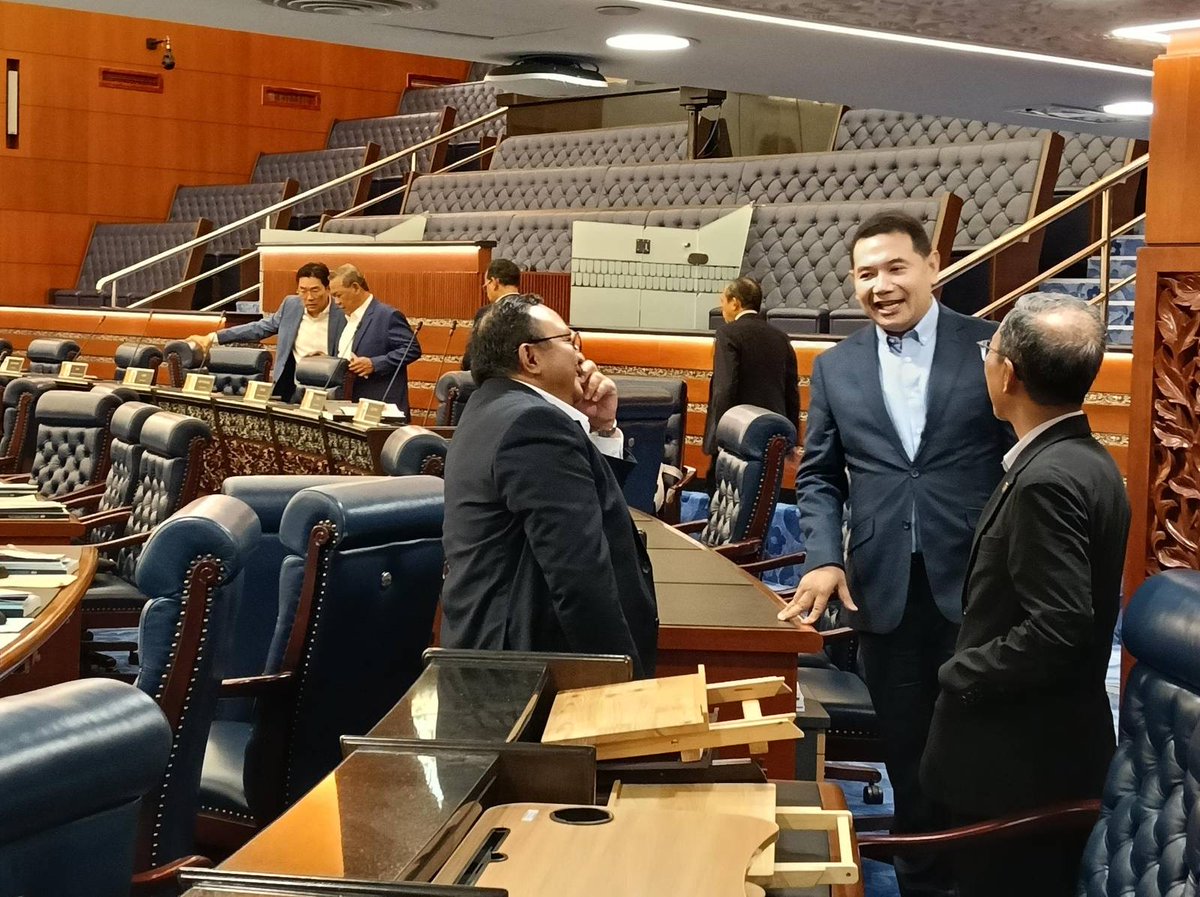 rafiziramli's tweet photo. 𝗣𝗘𝗥𝗕𝗔𝗛𝗔𝗦𝗔𝗡 𝗕𝗘𝗟𝗔𝗡𝗝𝗔𝗪𝗔𝗡 𝟮𝟬𝟮𝟲: 𝗗𝗘𝗣𝗔𝗡 𝗦𝗔𝗟𝗔𝗛, 𝗕𝗘𝗟𝗔𝗞𝗔𝗡𝗚 𝗣𝗨𝗡 𝗦𝗔𝗟𝗔𝗛

Selepas saya perli kawan-kawan di Dewan Rakyat asyik ambil gambar belakang untuk tunjukkan kepala yang semakin hilang rambut, ada yang ambil dari depan.

Depan pun ada masalah juga, nampak butang baju terseksa. 

Depan salah, belakang pun salah.

Samalah macam nak bagi pandangan sebagai orang politik. Depan salah, belakang pun salah.

Tapi kena cakap juga.

Jadi dalam perbahasan belanjawan kali ini, saya cakap depan-depan kepada Menteri Kewangan yang juga Perdana Menteri: di sebalik kebingitan pelbagai pengumuman dan kejayaan, jangan lupa soal hutang dan bayar faedah hutang yang melonjak naik.

Ini ucapan penuh saya. Saya kongsikan dalam bentuk bebenang visual. Tolong bantu sebar (repost) supaya lebih ramai dapat faham konteksnya.