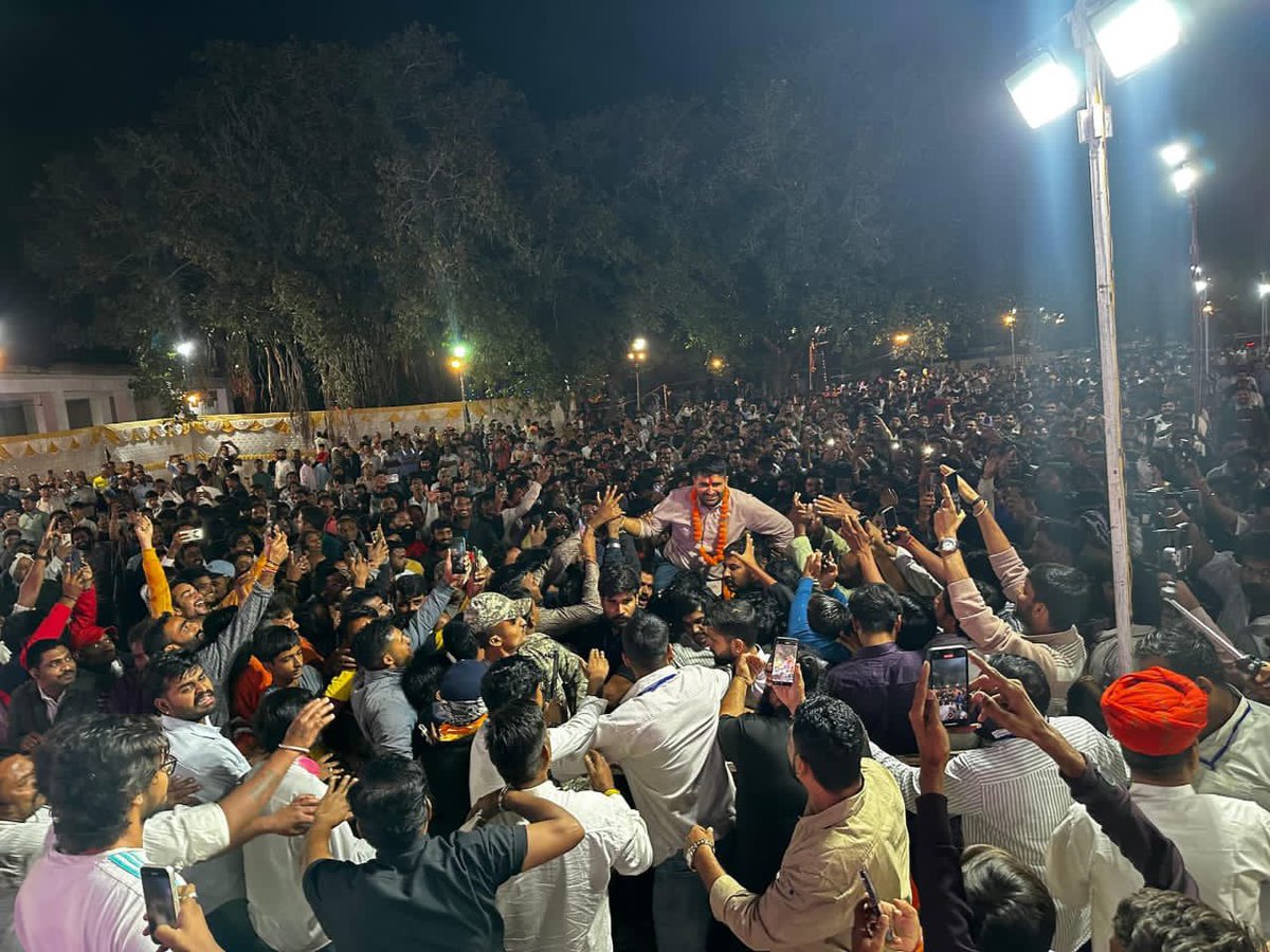 क्रेज़ हो तो <a href="/RavindraBhati__/">Ravindra Singh Bhati</a> जैसा