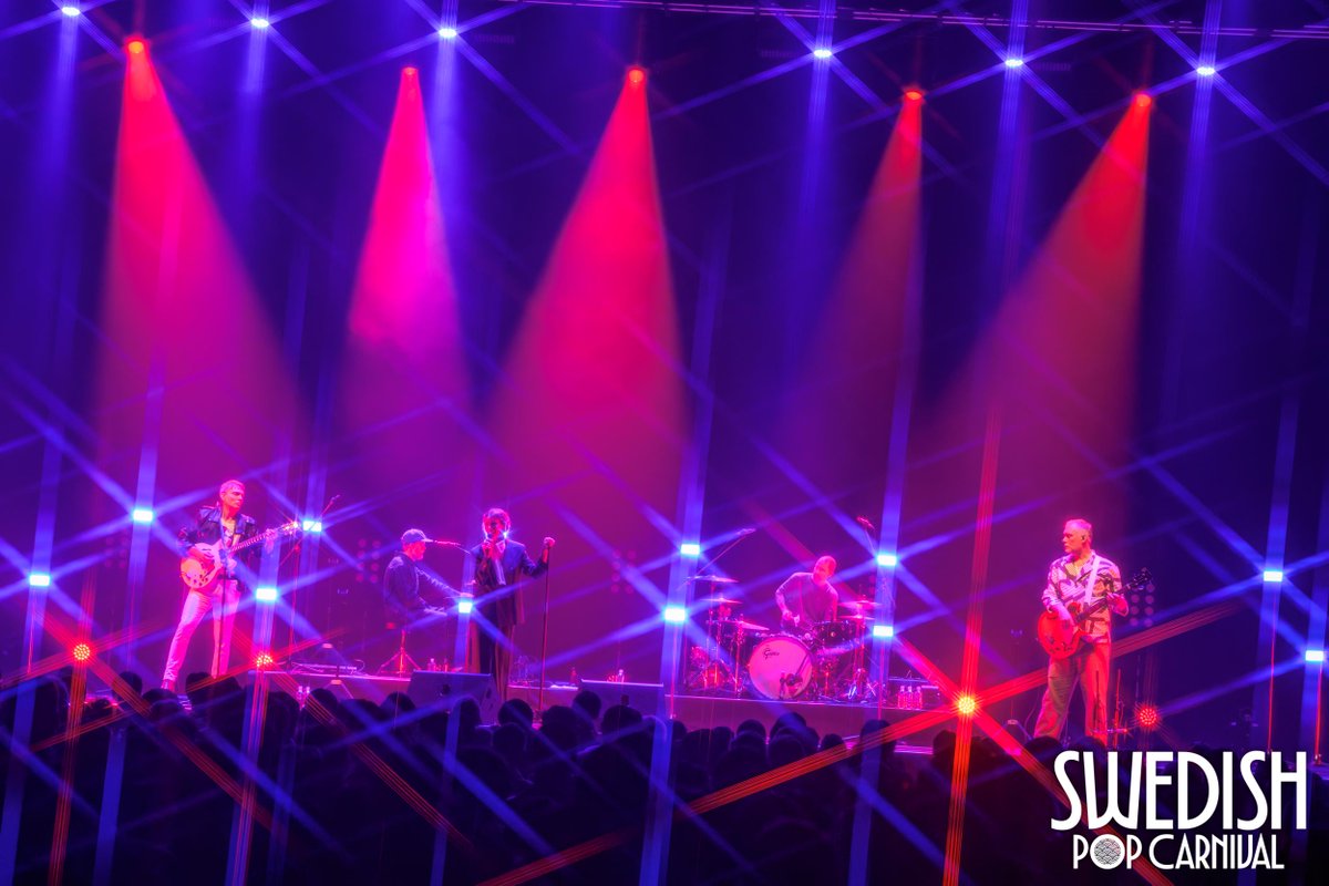 【THE CARDIGANS at SWEDISH POP CARNIVAL ライブ写真が到着！】

昨夜、東京で開催されたSWEDISH POP CARNIVALに出演した #カーディガンズ のライブ写真が公開！
ヒット曲満載のステージに大盛り上がりとなりました！

今夜はなんばHATCHで大阪公演開催！
18時から当日券も販売予定！