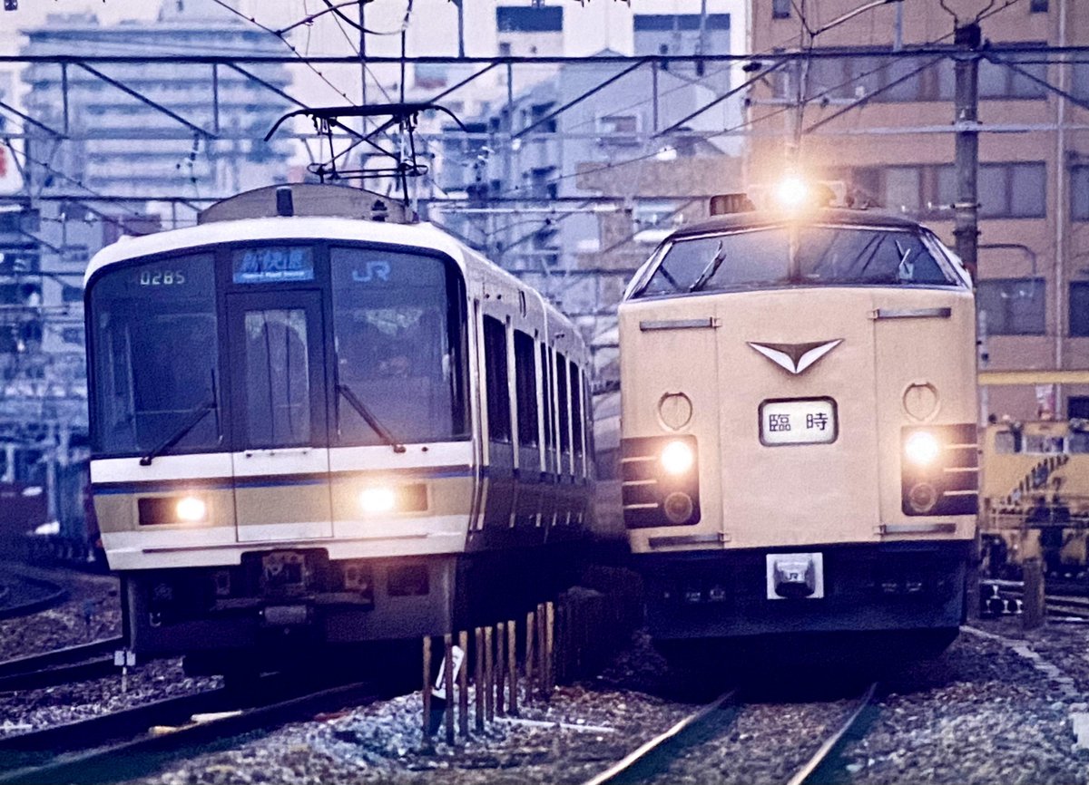 news_jrwest's tweet photo. /
鉄道専用SNS #Railil とのコラボ企画!
今回は #鉄道ノスタルジー をテーマに
投稿を募集しました
\
今回ご紹介させていただく写真は
■撮影者
4"62
■コメント
221系新快速も今は昔...
平成9年頃
#鉄道の日 https://t.co/xMXQ5MqvxA