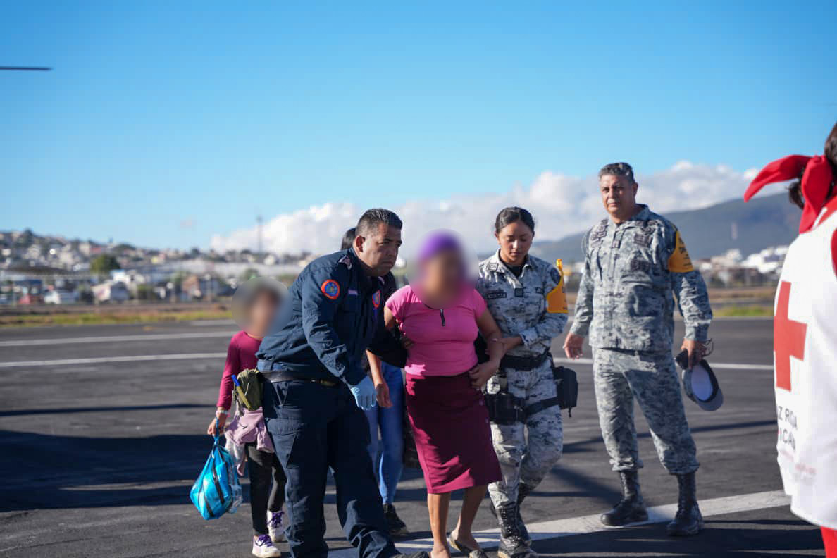 juliomenchaca_'s tweet image. Continuamos realizando traslados vía aérea para atender a las personas lesionadas y brindarles la atención médica de urgencia.
#HidalgoUnido
#PrimeroElPueblo