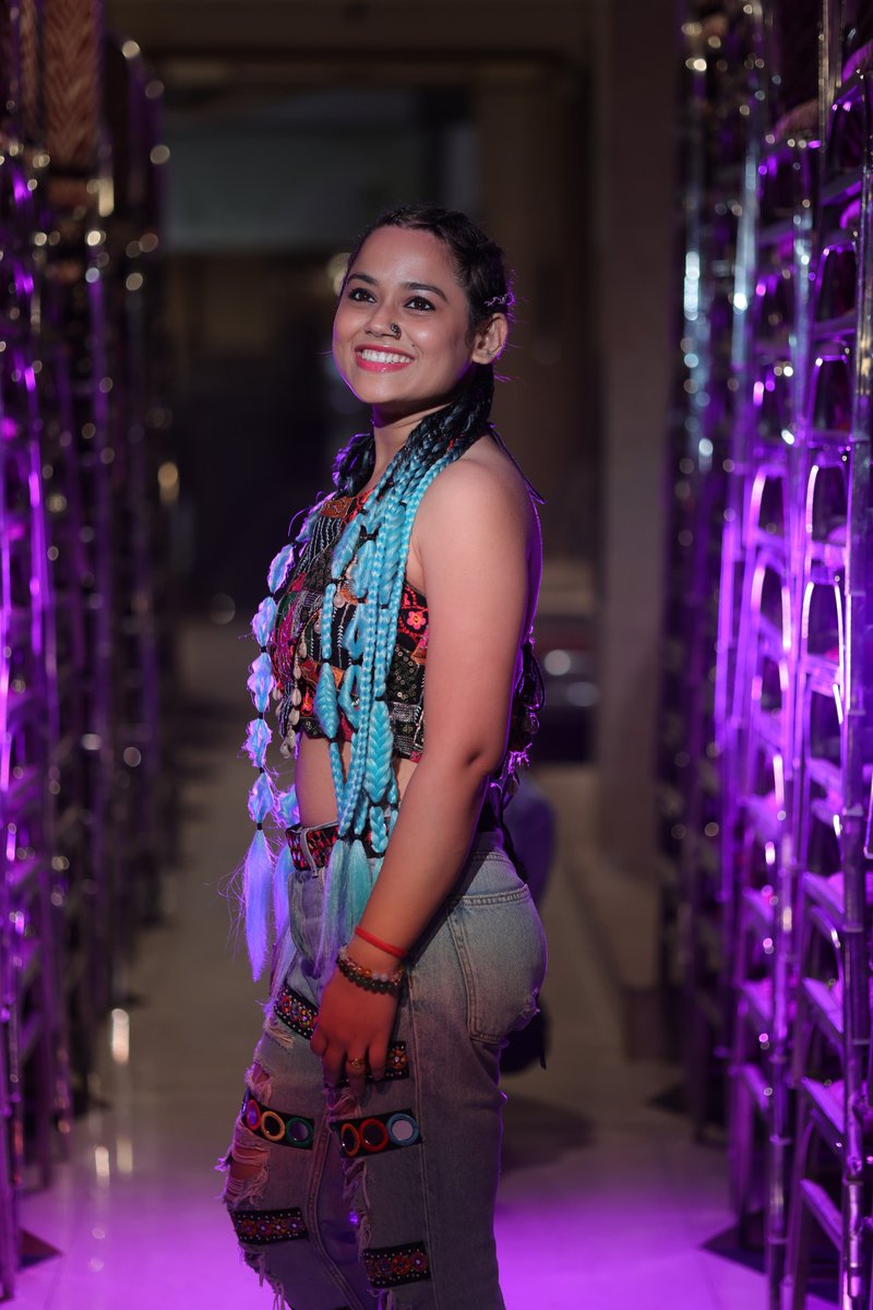 amritabOfficial's tweet image. 💫 Lights, music &amp;amp; a little magic in every smile ✨

When tradition meets neon — that’s my kind of vibe 🎤💃

#AmritaBharati #FolkWithFusion #StageVibes #NeonNights #FolkPop #DesiSwag #SingerLife #PerformanceMode #IndianArtist #FolkFashion #VibrantEnergy #GarbaVibes