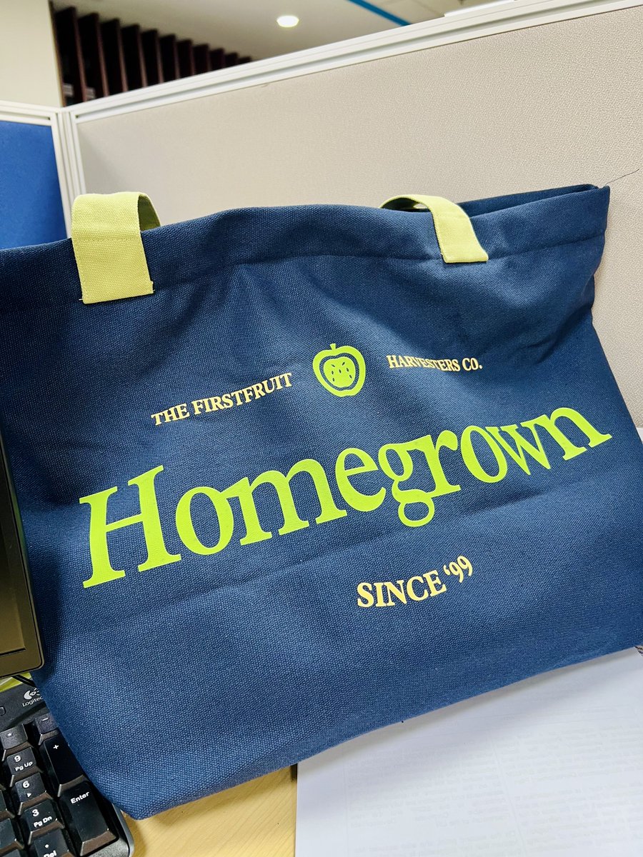 PastlifeLurker's tweet image. I just found out that my officemate is an nctzen because she saw my @fruitsof82 bag!!!! 💚