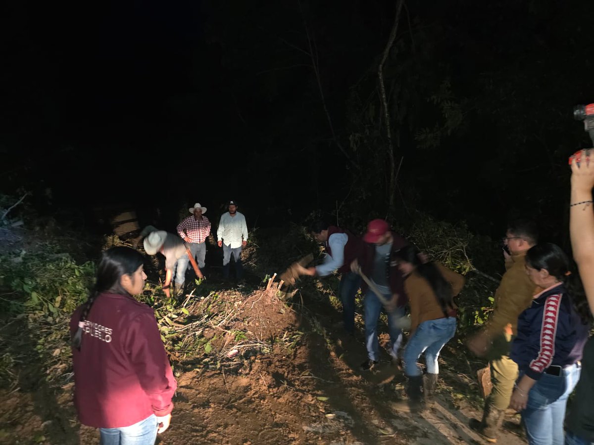 En Tlanchinol, abrimos el paso en uno de los caminos afectados por los deslaves, seguimos trabajando para restablecer la comunicación en las comunidades afectadas. 

#HidalgoUnido
#PrimeroElPueblo