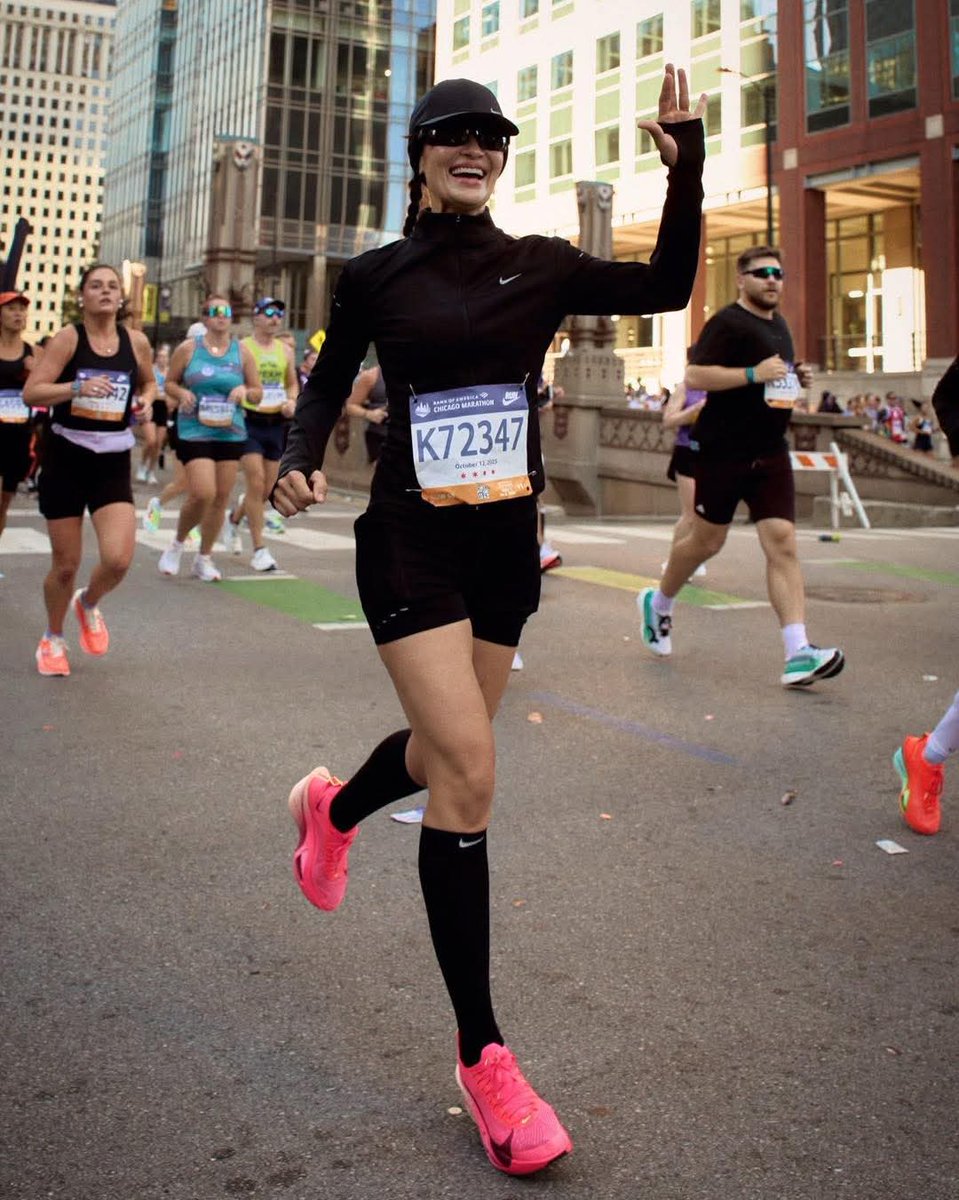 แอน ทองประสม จบมาราธอนเมเจอร์แรก! 🇺🇸 ที่ Chicago Marathon 2025
เวลา 4 ชั่วโมง 44 นาที 22 วินาที
เพซเฉลี่ย 6:44 นาที/กม.
เป็นอีกก้าวสำคัญของการตามล่าดาว 🌟
1 ใน 7 รายการ World Marathon Majors
ก่อนหน้านี้ แอน เคยจบ Fuji Marathon 2023 ด้วยเวลา 5:30:01 ชั่วโมง