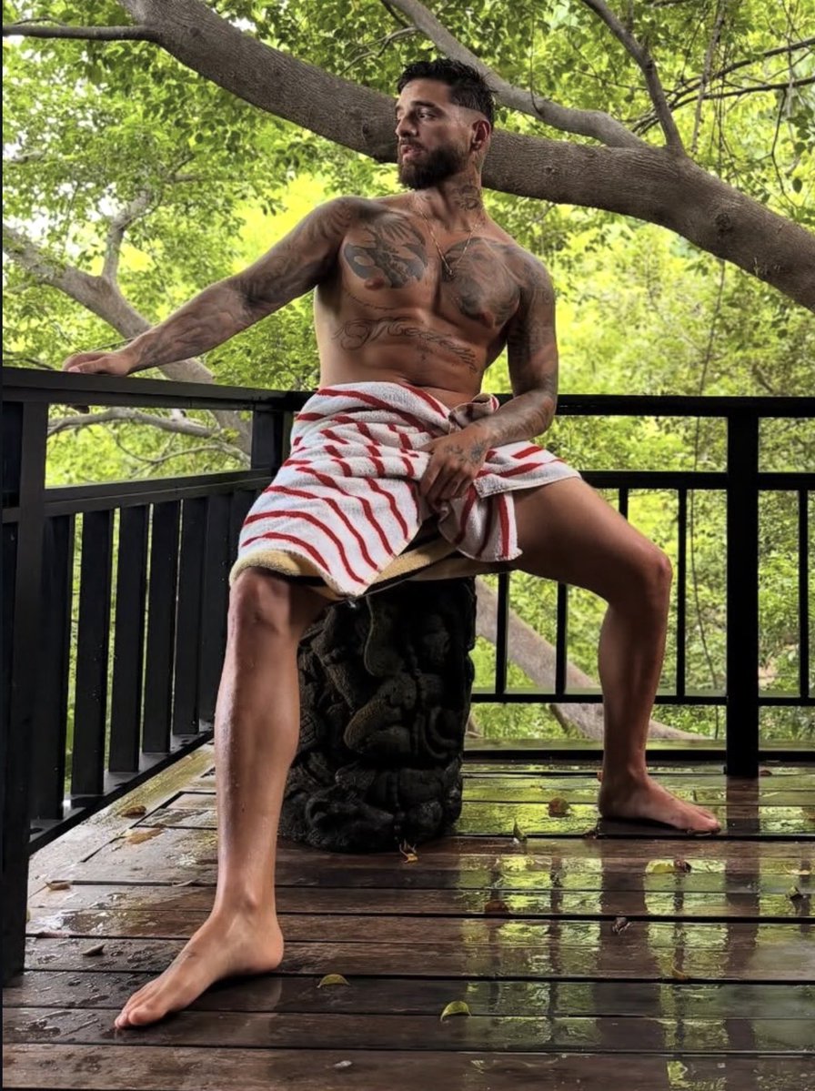 ThePopTingz's tweet image. Maluma shares new shirtless photo.
