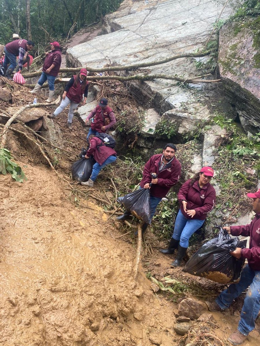 juliomenchaca_'s tweet image. La ayuda sigue llegando a los municipios afectados. En Tianguistengo, los Servidores del Pueblo apoyaron en la limpieza de caminos y en la entrega de víveres.
#HidalgoUnido
#PrimeroElPueblo