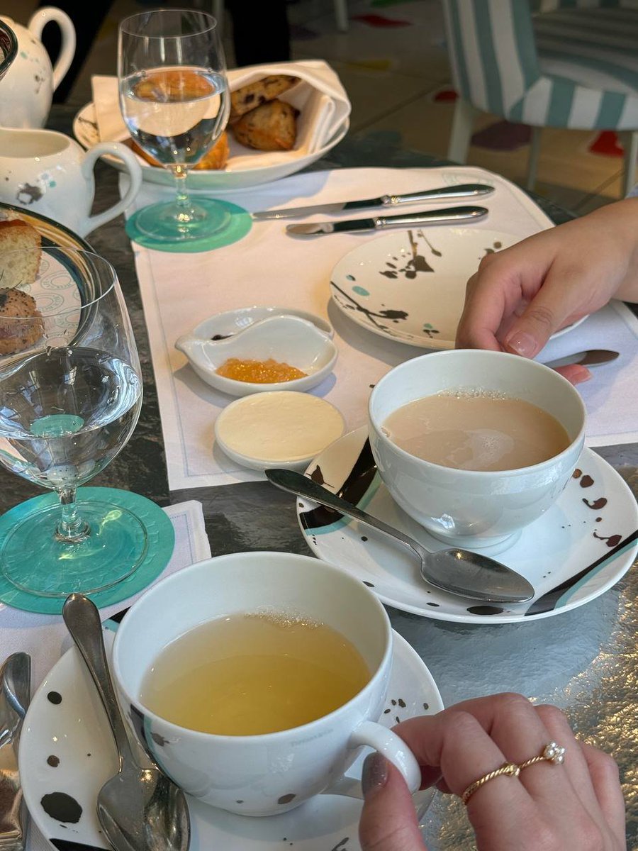 srfxlsusu's tweet image. Sipping tea in style, surrounded by a burst of color and serenity. A perfect start to a relaxing day. 🍵✨ #MorningVibes #TeaTime #CafeMoments