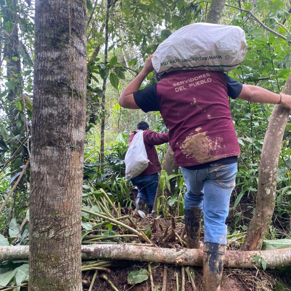 juliomenchaca_'s tweet image. La ayuda sigue llegando a los municipios afectados. En Tianguistengo, los Servidores del Pueblo apoyaron en la limpieza de caminos y en la entrega de víveres.
#HidalgoUnido
#PrimeroElPueblo