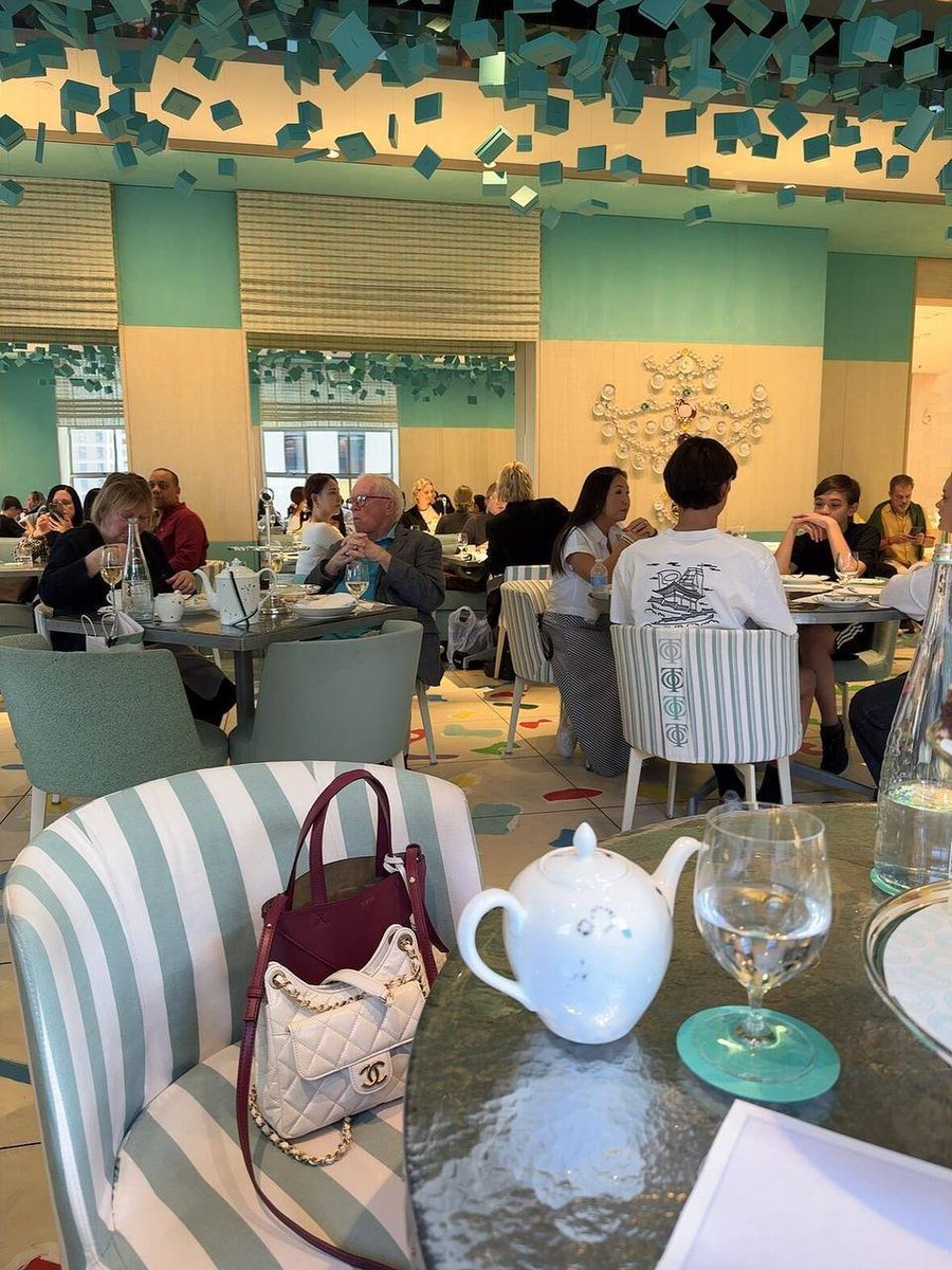 srfxlsusu's tweet image. Sipping tea in style, surrounded by a burst of color and serenity. A perfect start to a relaxing day. 🍵✨ #MorningVibes #TeaTime #CafeMoments