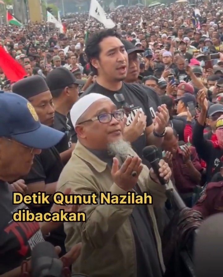 amer7211's tweet photo. Qunut Nazilah sepatutnya dibaca untuk musuh Islam, bukannya untuk sesama Islam. 

Lihat hasilnya, puak2 mereka sendiri yang jatuh. Untuk @tgzi_official, sudahlah menonggang agama. Geng sebelah kamu @wanfayhsal pula kena gantung. Yang sorang lagi kena pecat. Lagi best, kedua2nya dihukum oleh parti mereka sendiri. 

Untuk rakyat Malaysia, janganlah terpedaya dengan penonggang2 agama yang jumud seperti ini.