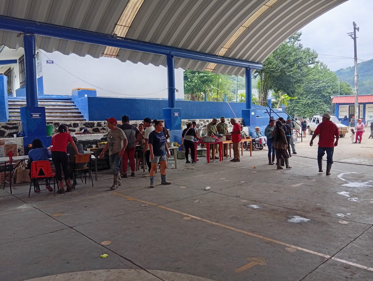 juliomenchaca_'s tweet image. En el municipio de Huehuetla, como parte del plan DN-III-E, habilitamos una cocina comunitaria para brindar atención y alimentación a las familias de la región.
#HidalgoUnido
#PrimeroElPueblo